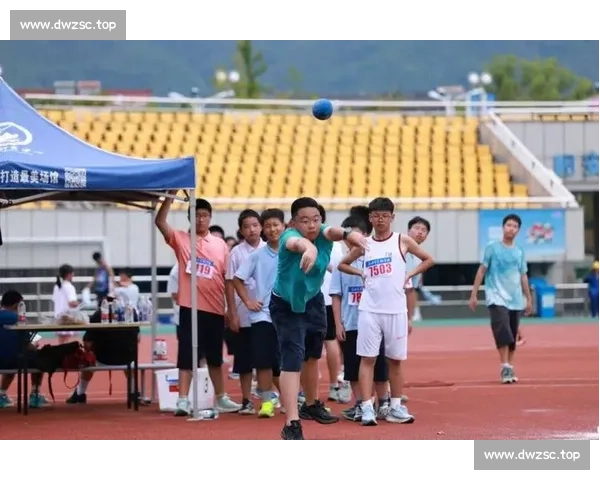 以赛事进行时刻为焦点描绘激烈竞逐场景中的激情瞬间全貌呈现风采